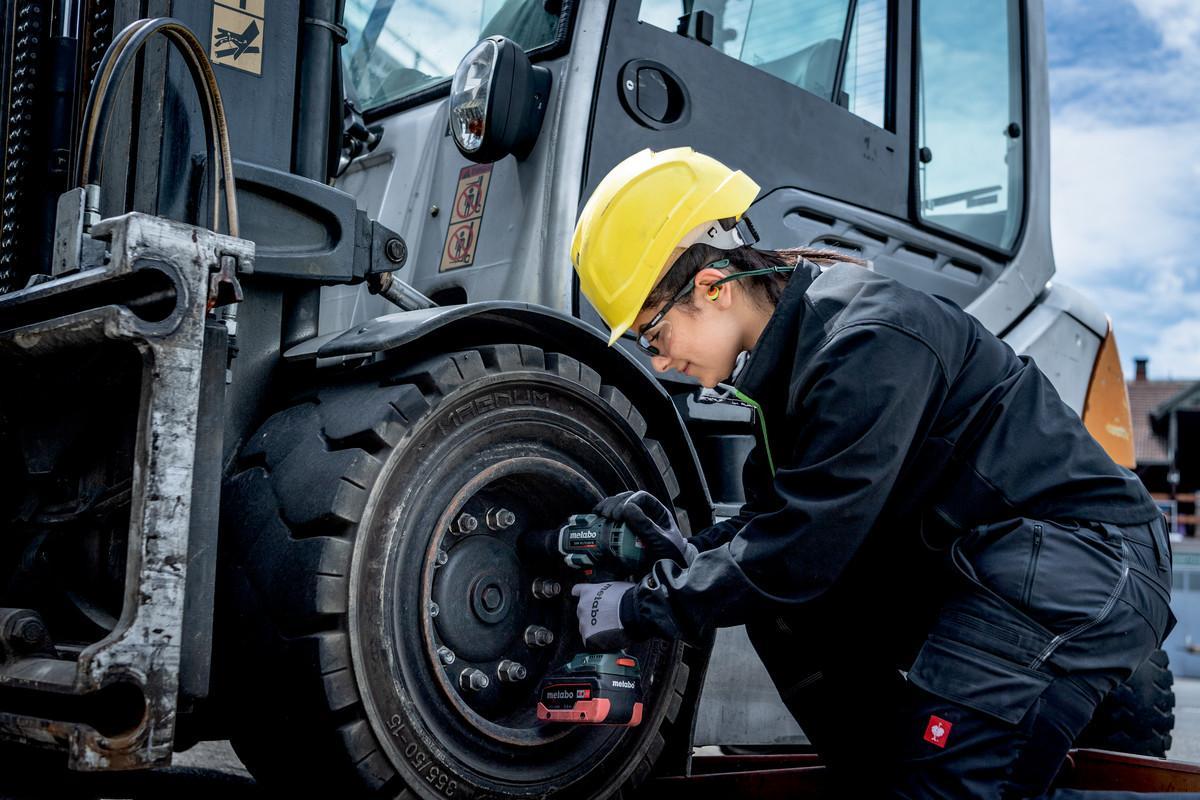 Аккумуляторный ударный гайковерт Metabo SSW 18 LTX 800 BL metaBOX 145 L (602403660)
